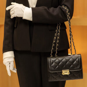 תיק נשים עם מצלמה נסתרת ורצועת מתכת