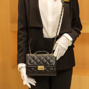 תיק נשים עם מצלמה נסתרת ורצועת מתכת