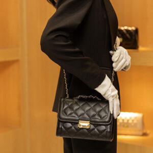 תיק נשים עם מצלמה נסתרת ורצועת מתכת