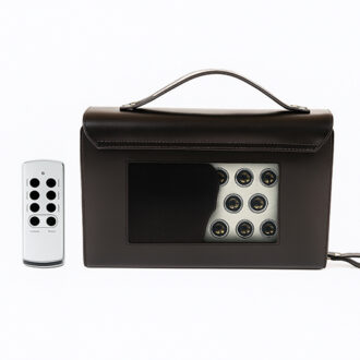 מערכת שיבוש אולטרסונית מוסווית בתוך תיק עור אלגנטי